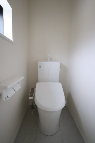 《仲介手数料無料》中央区鈴谷７丁目10新築一戸建てハートフルタウンのトイレ