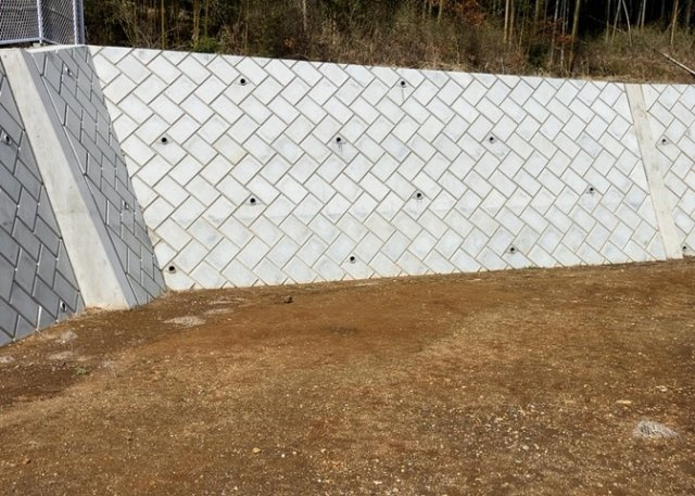 【外観】 | 土地の面積＝住宅面積ではありません。建ぺい率の問題などで、土地のある場所によって住宅を建てられる面積は限られています。高さもしかり、「土地」という言葉の中には、建築条件も含まれると考えておきましょう。