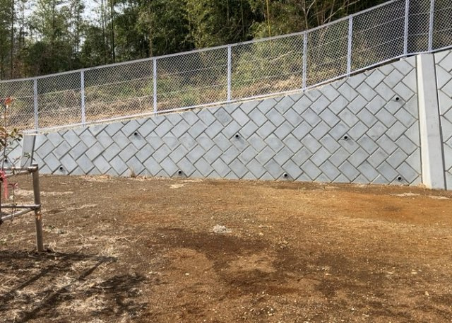 【外観】 | 家を建てる場合、方位は要チェックです。現実的に日当たりのよい家ならばリビングは南側、建築基準法でも北側に当たる家への配慮は求められています。土地を見学に行く際は、方位磁針を持って行くようにしましょう。