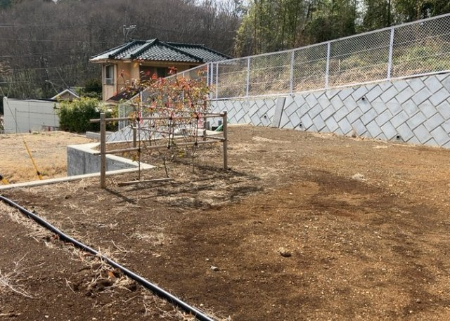 【外観】 | 土地を買う際、住む地域の自治体や福祉の補助制度にも注目してみましょう。子供や老人の医療補助やゴミ出しのルールなど、自治体によってルールに大きな違いがあるため、暮らしやすい土地で判断するとよいでしょう。