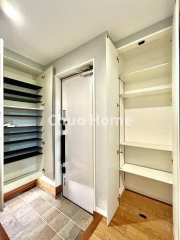 江戸川区松江5丁目中古住宅の玄関|【玄関】玄関には大型のシューズクローゼットを設置しておりますのでいつでもスッキリりとした空間を保てます。玄関周りを清潔に使うのはとても大事なことですよね。