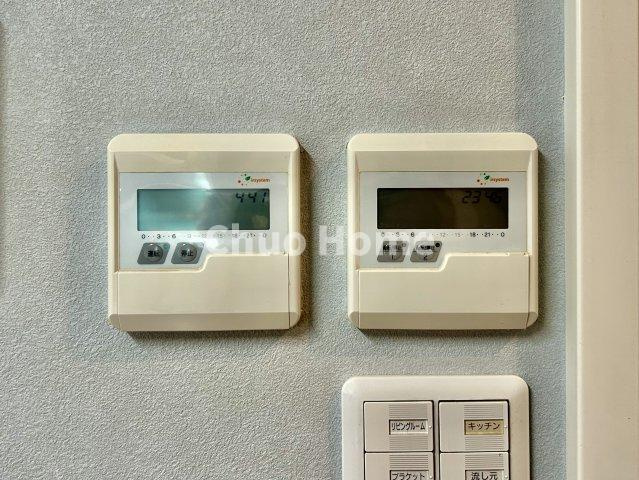 江戸川区松江5丁目中古住宅の冷暖房・空調設備|【床暖房】冬は足元から暖めてくれる床暖房はエアコンとは違って埃が舞いませんので健康にも良さそうですね。ワイドで収納豊富なシステムキッチン