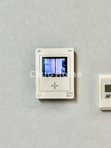 江戸川区松江5丁目中古住宅のセキュリティ|【モニターホン】誰が来たかすぐにわかるカラーモニター付きインターホン。通話ボタンを押すまでは室内の音は漏れていませんので相手を確かめてから応対できます。