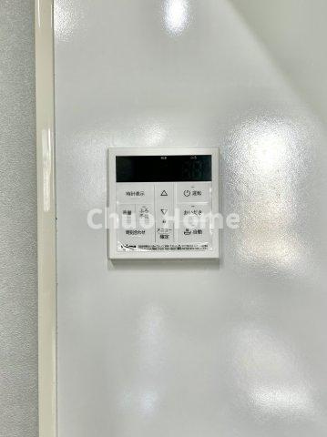江戸川区松江5丁目中古住宅の発電・温水設備|【給湯リモコン】外での一日を忘れさせてくれるオートバス機能でお好みの湯量・温度に調整された浴槽。