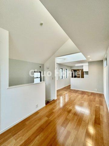 江戸川区松江5丁目中古住宅のキッチン|視界に広がりを生むオープンなキッチン。料理や片付けをしながら、家族との会話を楽しんだり、リビングで遊ぶ子どもを見守れます。ご見学時には家具の配置などもイメージしながらぜひご覧になって見て下さい。