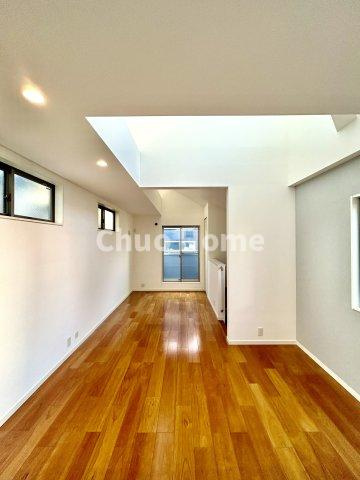 江戸川区松江5丁目中古住宅の居間・リビング|【リビングダイニング】一日の中で多くの時間を過すことになるリビングダイニングだからこそ、いつも穏やかな空間であることが必然。爽やかな通風と採光を存分に感じる事が出来る空間です。