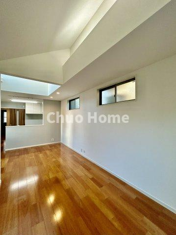 江戸川区松江5丁目中古住宅のダイニング|【ダイニング】忙しい朝でも、しっかり家族が揃って食事をして頂けるゆとりある大きさのダイニングスペース。奥様が作る手料理をカウンター越しに受けとって頂き、テーブルで囲む素敵な時間を存分に愉しんで下さい。