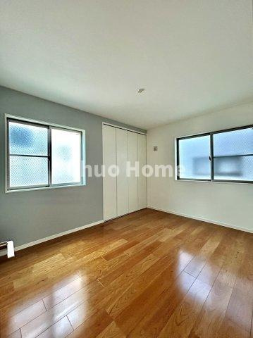 江戸川区松江5丁目中古住宅の寝室|【寝室】心と体をゆったりと安らげる主寝室。寝室のゆとりが大きい分だけ、暮らしの安らぎは深まります。一日の疲れを癒すだけでなく、ご夫婦の親密な語らいを紡ぎ出します