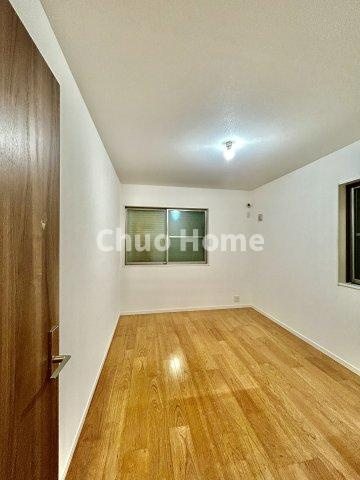 江戸川区松江5丁目中古住宅の子供部屋|【子供部屋】お子様を持つ家庭の約6割が「家族や子どものため」に購入を希望。入学後の転校を避け、広い空間でのびのび育てたいなどの親心が、家探しのきっかけになっているようです。