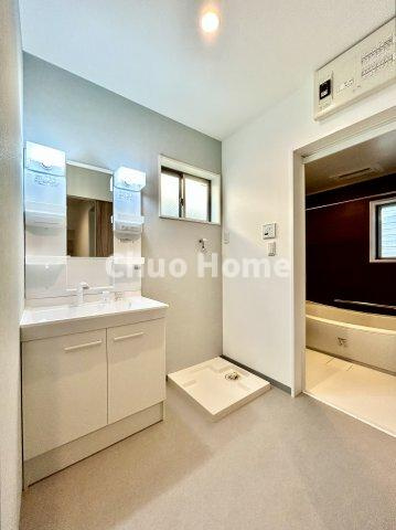 江戸川区松江5丁目中古住宅のランドリースペース|【ランドリースペース】担当者がスケールを持ち歩いておりますので、ご見学時には現在お使いの洗濯機などがきちんと収まるかなどもチェックして下さい。見学前に測っておくと非常に便利だと思います。