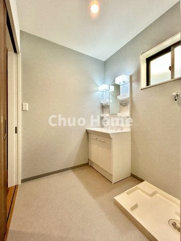 江戸川区松江5丁目中古住宅の脱衣所|【洗面所】明るい洗面所は朝をすっきりさせてくれる空間です。バタバタしている忙しい朝でも収納が多い洗面台では短い時間で効率良く支度ができます。