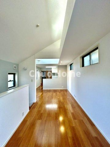 江戸川区松江5丁目中古住宅の居間・リビング|【居間・リビング】「ＬＤＫは家族団らんをデザイン」広いＬＤＫでは家族が集まり一緒の時間を過ごせる工夫がされております。何気ない一日の当たり前のひとコマがいつか一生の宝物になります