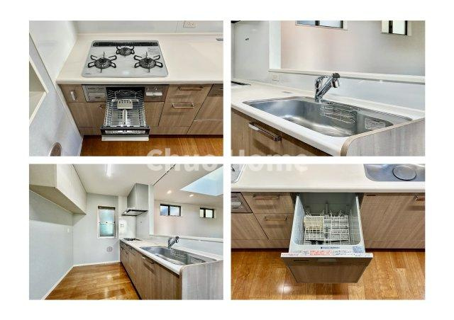 江戸川区松江5丁目中古住宅のキッチン|【システムキッチン】ワイドで収納豊富な使い勝手の良いカウンターキッチンには、食洗器や伸縮タイプのキッチン水栓、三ツ口コンロ・魚焼きグリルなどの便利な設備が標準完備されています。