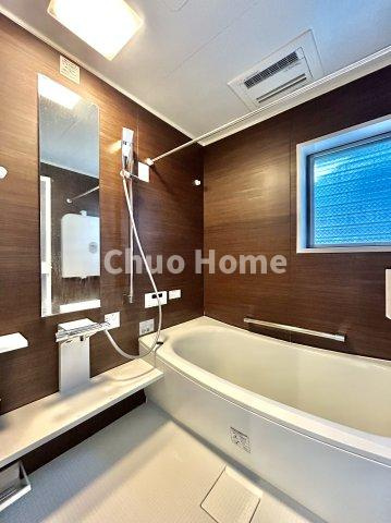 江戸川区松江5丁目中古住宅の浴室|【バスルーム】暖房換気乾燥機付きシステムバスルーム。暖房・冷風・換気・乾燥など、毎日を快適に過ごせるうれしい機能が揃っています。雨の日の洗濯物も安心です。