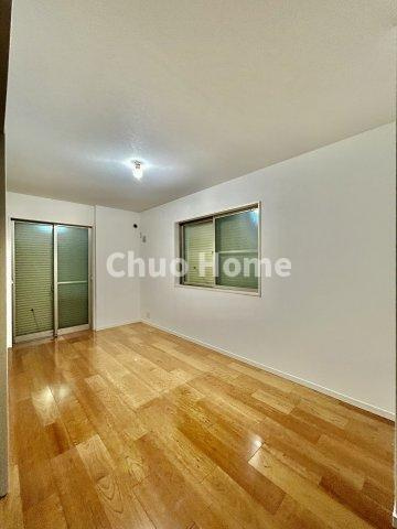 江戸川区松江5丁目中古住宅の洋室|【洋室】快適に過ごす条件は、一人ひとり違います。だからこそ飾り過ぎないシンプルな内装と偏り過ぎないデザインで統一しております。居住していく中でオーナー様だけの【マイホーム】に創り上げて下さい