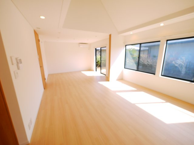 大網白里市みどりが丘4　中古戸建の居間・リビング|フルリノベーション済令和7年12月 4SLDK リビング約18帖床暖房　上下水都市ガス 駐車2台可能