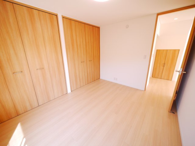 大網白里市みどりが丘4　中古戸建の洋室|フルリノベーション済令和7年12月 4SLDK リビング約18帖床暖房　上下水都市ガス 駐車2台可能