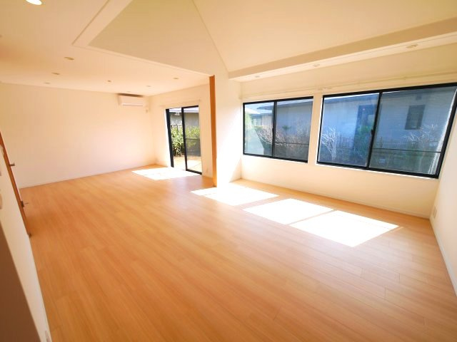 大網白里市みどりが丘4　中古戸建の居間・リビング|フルリノベーション済令和7年12月 4SLDK リビング約18帖床暖房　上下水都市ガス 駐車2台可能