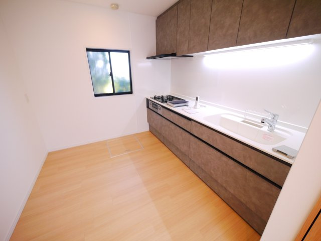 大網白里市みどりが丘4　中古戸建のキッチン|フルリノベーション済令和7年12月 4SLDK リビング約18帖床暖房　上下水都市ガス 駐車2台可能