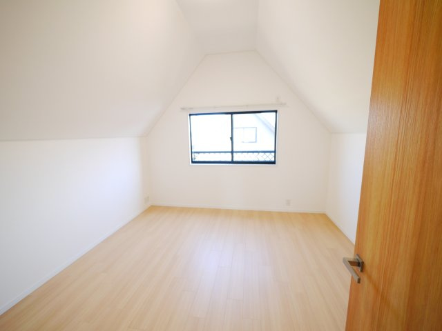 大網白里市みどりが丘4　中古戸建の洋室|フルリノベーション済令和7年12月 4SLDK リビング約18帖床暖房　上下水都市ガス 駐車2台可能