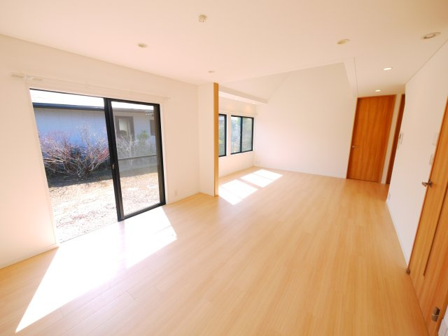 大網白里市みどりが丘4　中古戸建の居間・リビング|フルリノベーション済令和7年12月 4SLDK リビング約18帖床暖房　上下水都市ガス 駐車2台可能