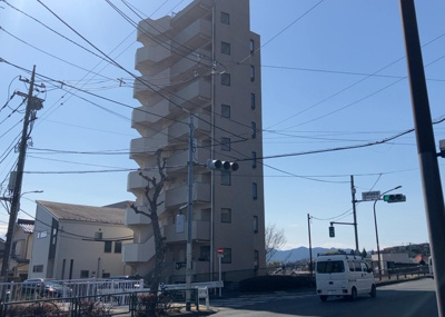 【外観】 | ドルチェ西八王子 | 外観はマンション管理がされているかの目安になります。築年数が古いと、壁面は劣化してひび割れが生じることも！建物が古びていても細かいところが修繕されていると、きちんと管理されているなぁと感じるでしょう。