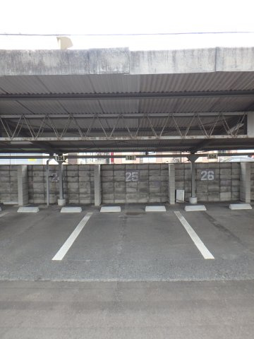 徳力団地131棟の駐車場