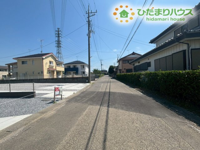 鴻巣市屈巣　第3期　新築一戸建て　ワイウッドコート　03の前面道路含む現地写真