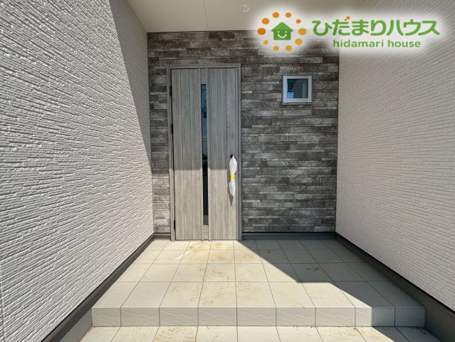 鴻巣市屈巣　第3期　新築一戸建て　ワイウッドコート　03の玄関