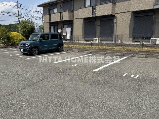 ラフォーレ柏原の駐車場|駐車場は１台無料付きです！