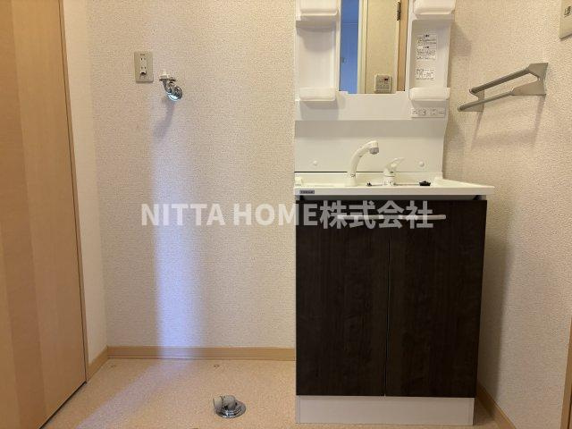 ラフォーレ柏原の洗面所|独立洗面台です◇