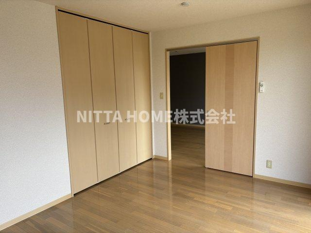 ラフォーレ柏原の内装|７．４帖の洋室です＊