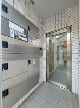 メゾン　ブランのエントランス|宅配ボックス完備☆