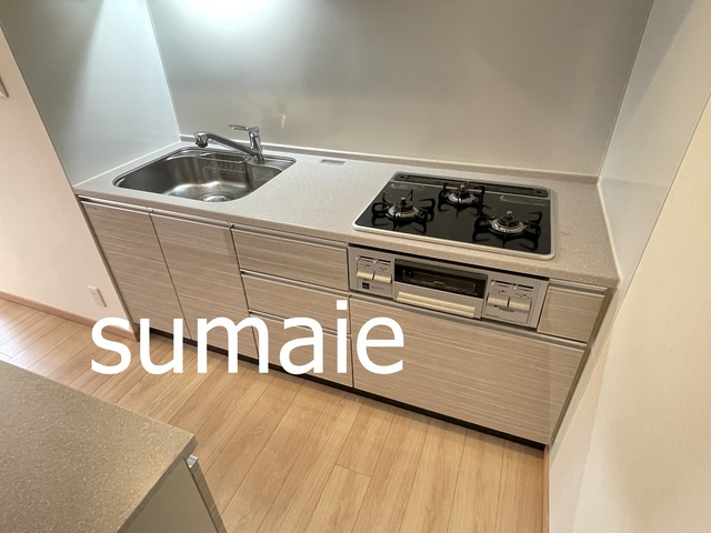 ルーブル王子本町のキッチン|3口ガスコンロ設置済みキッチンです☆