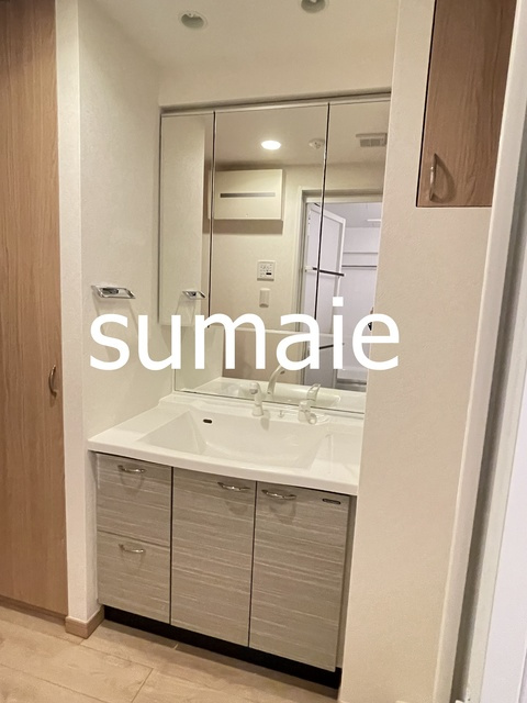 ルーブル王子本町の洗面所|3面鏡付き洗面所です☆