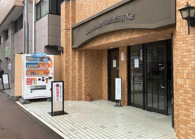 【中庭】 | ライオンズマンション西八王子第二 | 中庭（パティオ）とは、一つの建築物の内部に設けられた、壁などで囲われている庭のことを指します。コの字型、ロの字型が主流ですが、L字型の中庭もあります。最近では、インテリア性の高さからも人気があります。