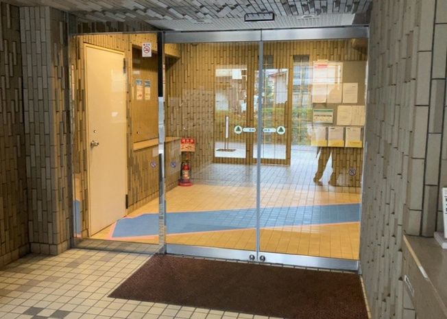 【エントランス】 | ライオンズマンション西八王子第二 | マンションのエントランスには、もともと風よけや防犯の役割がありますが、マンションによって宅配ボックスなどの設備が備わっている所もあります。日々の生活をイメージしながら生活しやすさをチェックしましょう。