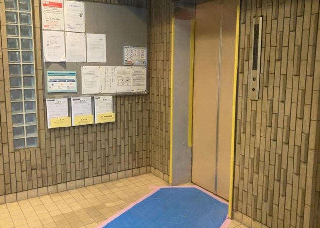 【ロビー】 | ライオンズマンション西八王子第二 | ラウンジは、マンションの共用スペースに椅子やテーブルなどを配置した利用者が寛げる空間です。屋内型ラウンジと屋外型ラウンジがあります。共用部分の管理状況と合わせて、詳細については現地でご確認ください。