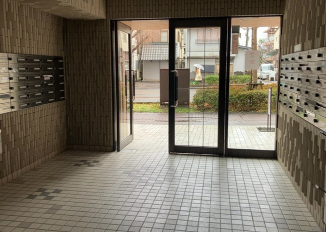 【その他共用部分】 | ライオンズマンション西八王子第二 | 共用部分は、一棟の建物に住む区分所有者全員が共同で所有するとし、共用部分の管理、補修などは、区分所有者で形成される管理組合が行います。個人の判断で勝手に変更することはできませんので覚えておきましょう。