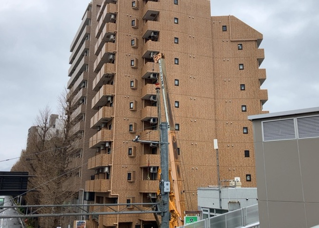 【外観】 | ライオンズマンション西八王子第二 | 道幅が広い場所は日当たりや風通が良好です。幅が広いのですれ違いも可能ですし大きな車でも駐車可能！一方で、大型車が通ることも多くなるため交通量の増加により騒音に繋がります。また土地の値段が高くなります。