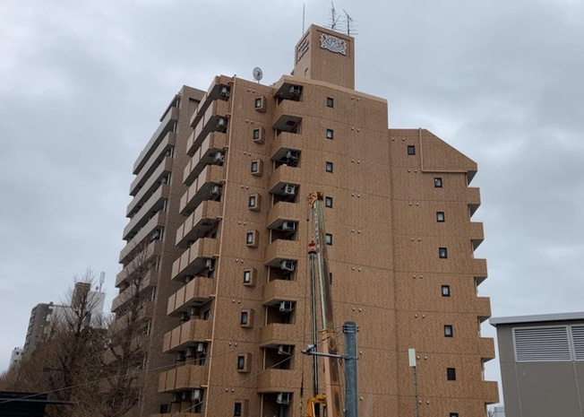 【外観】 | ライオンズマンション西八王子第二 | ＲＣ造、Reinforced Concreteは直訳すると補強されたコンクリートです。主に柱や梁・床・壁が鉄筋とコンクリートで構成おり、鉄筋を組んだ型枠にコンクリートを流し込んで固めたものを指します。