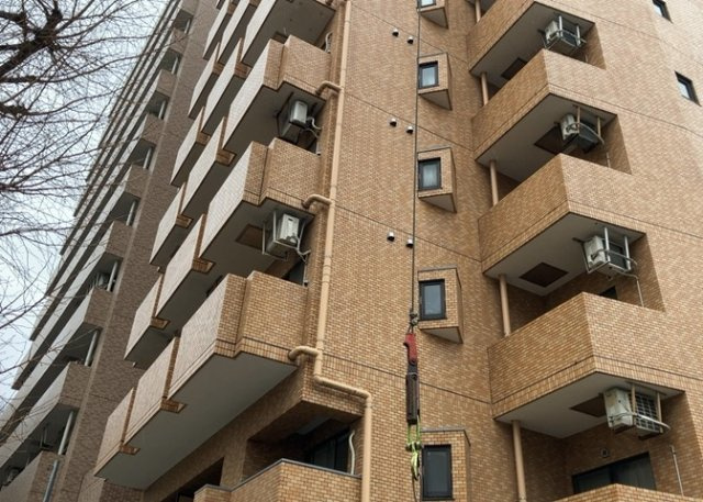 【外観】 | ライオンズマンション西八王子第二 | 一般的なバルコニーは、奥行1.5ｍ程ですが、ワイルドバルコニーは2ｍまで広がっています。そのため洗濯物の間隔をあけ干すことができ、乾きやすいというメリットや、ガーデニングが楽しめる等の特徴があります。