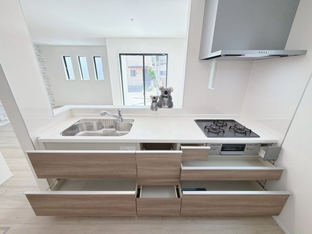【キッチン】 | 高崎市若松町　新築住宅 | 忙しい毎日にうれしい、広々としたシステムキッチン。
収納たっぷりで調理器具も調味料もまとめて収納できます。