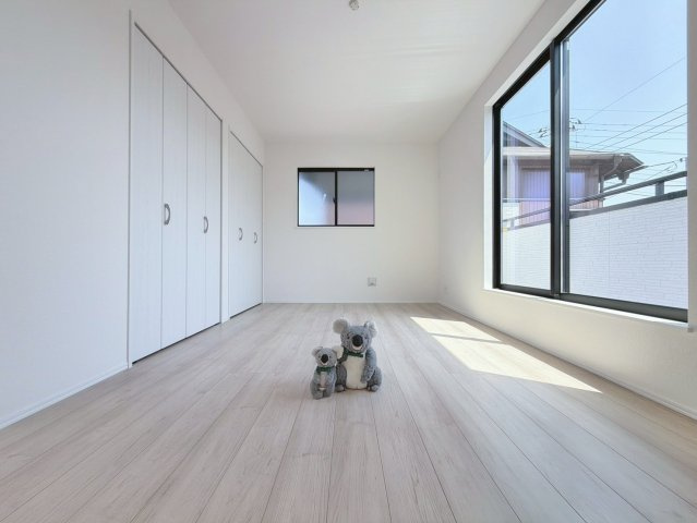 【洋室】 | 高崎市若松町　新築住宅 | 窓からそそがれる暖かみのある明るい空間。広々としたプライベート空間で自分の時間を楽しめます。フローリング仕様で普段のお掃除も楽々です。