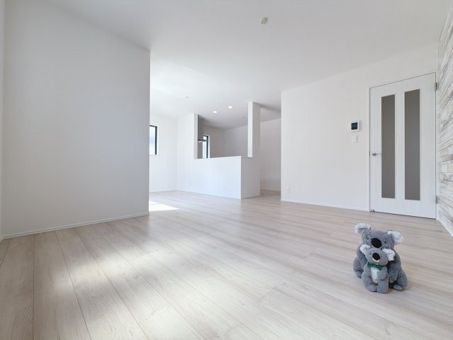 【居間・リビング】 | 高崎市若松町　新築住宅 | 窓から差し込む陽光がリビングでくつろぐ家族を暖かく包み込みます。生活の中心となるLDKで贅沢な時間をお過ごしください。