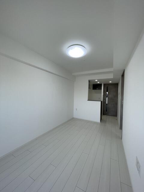 クレストコート中板橋の居間・リビング|白基調で清潔感ある室内 