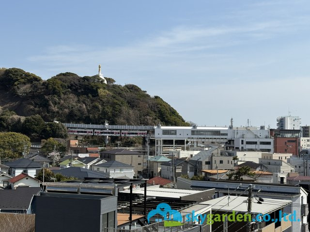 ヴェレーナ江ノ島の展望|部屋から見える、湘南モノレール「湘南江の島」駅の様子