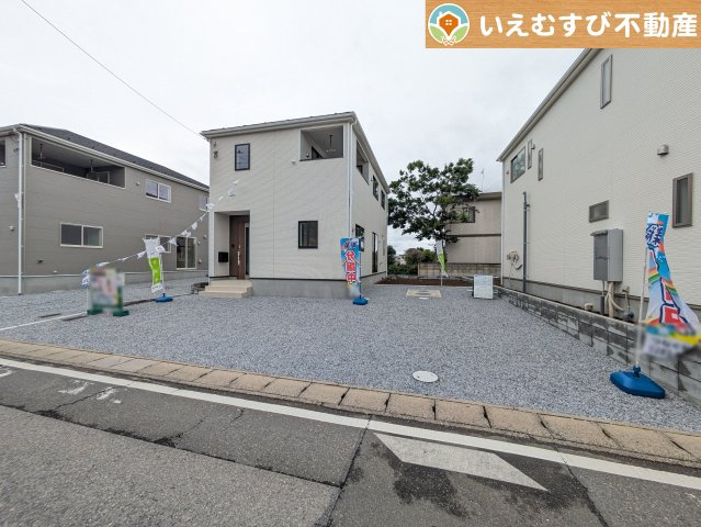 Cradle garden　大泉町寄木戸第17の駐車場|並列3台駐車可能なゆとりのカースペース
複数台車をお持ちでも、お友達が遊びに来てもゆとりの駐車スペース！