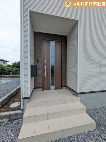 Cradle garden　大泉町寄木戸第17のエントランス|雨が防げる広々エントランス
駐車場からアクセスの良いエントランス。雨の日や荷物が多くても安心の動線♪