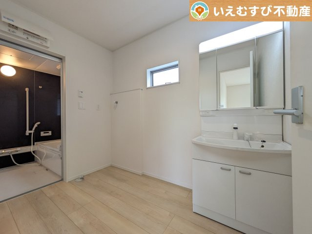 Cradle garden　大泉町寄木戸第17の独立洗面台|3面ミラーの後ろは収納スペースを完備
生活感のあるものは隠して、スッキリシンプルな洗面台に！清潔感のある空間♪